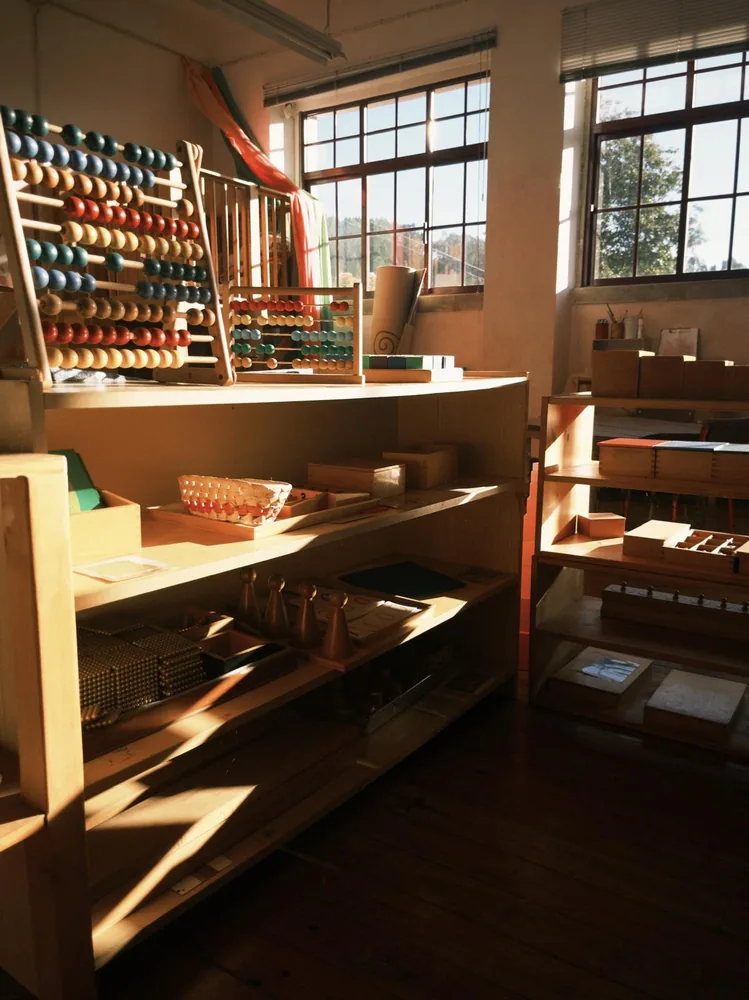 Low shelves with an abacus, baskets and learning materials